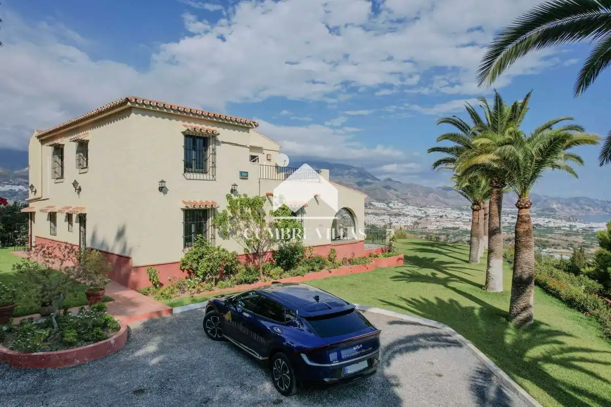 Vista exterior de Casa o xalet en venda en Nerja amb Jardí privat i Terrassa