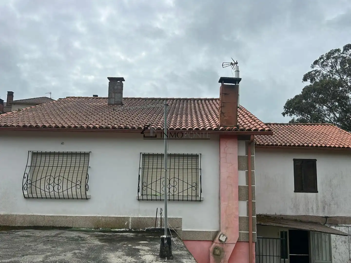 Vista exterior de Casa o xalet en venda en Poio amb Calefacció, Jardí privat i Terrassa
