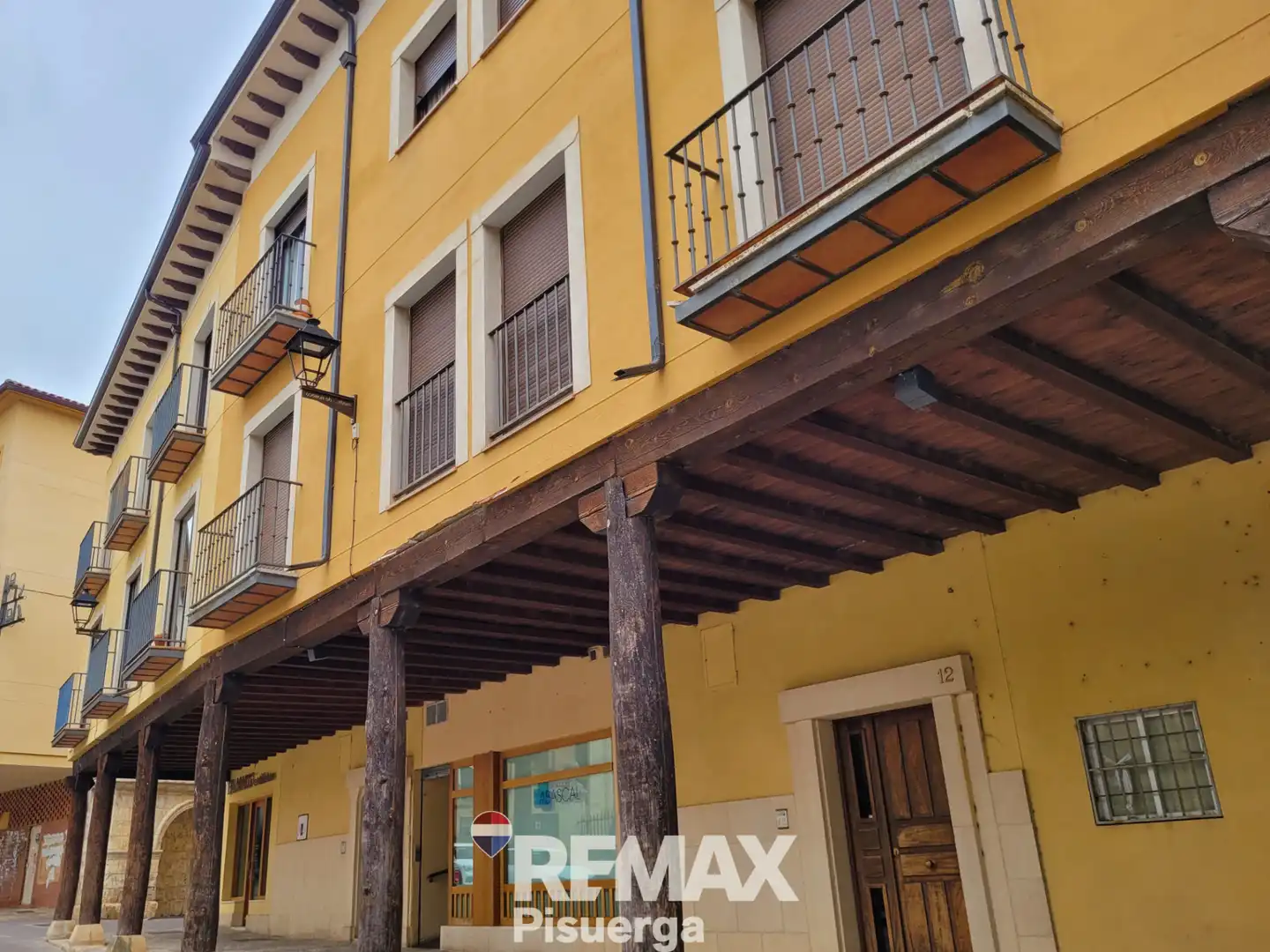 Vista exterior de Àtic en venda en Medina de Rioseco amb Calefacció, Terrassa i Forn