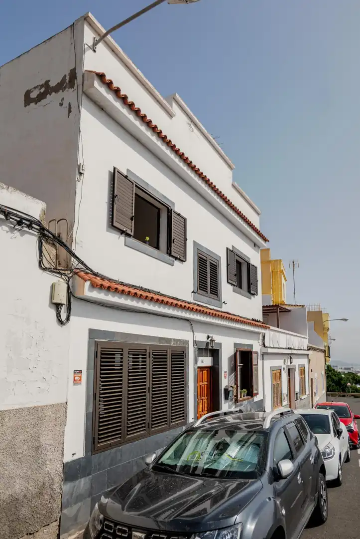 Außenansicht von Einfamilien-Reihenhaus zum Verkauf in Las Palmas de Gran Canaria mit Terrasse und Abstellraum