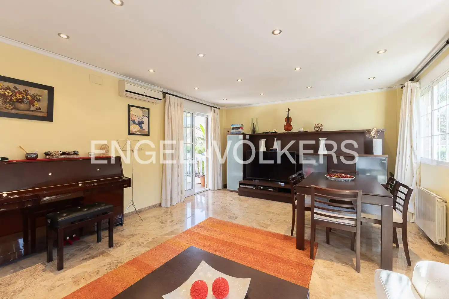 Living room of Houses for sale in Torrent  with Air Conditioner, Heating and Private garden