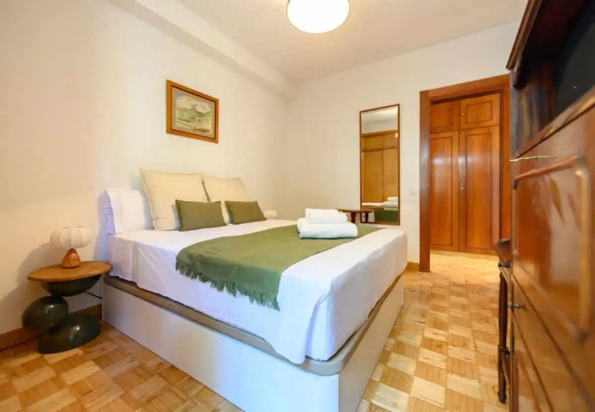 Dormitori de Apartament de lloguer en Madrid amb Aire condicionat, Moblat i Forn