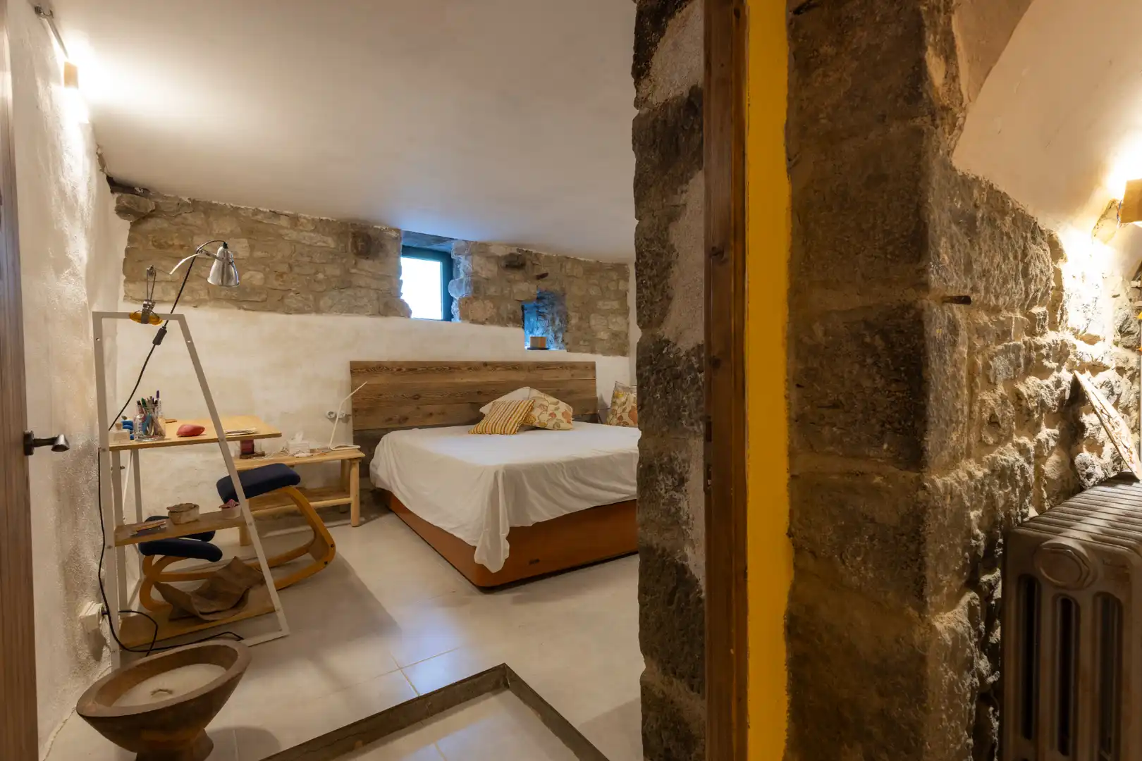Schlafzimmer von Country house zum Verkauf in Sant Martí de Llémena mit Klimaanlage, Heizung und Privatgarten