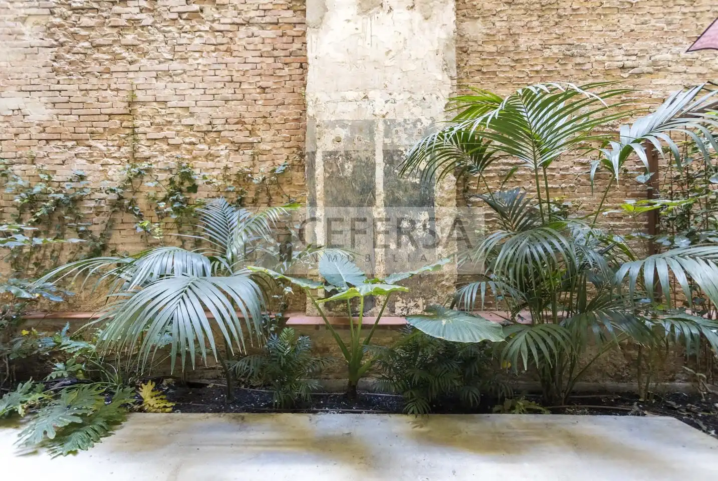 Planta baja en venta en De Sardenya, Sagrada Família