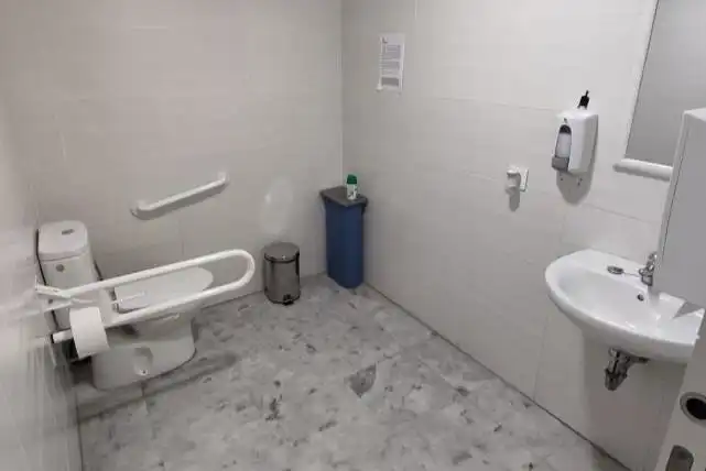 Baño de Local de alquiler en Málaga con Aire acondicionado