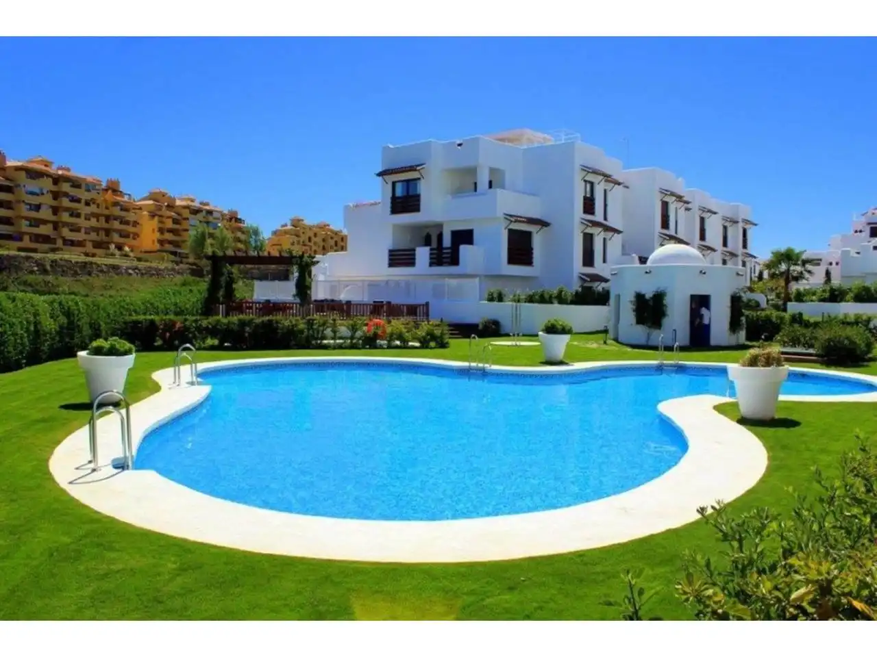 Swimming pool of Flat for sale in Benahavís pueblo
