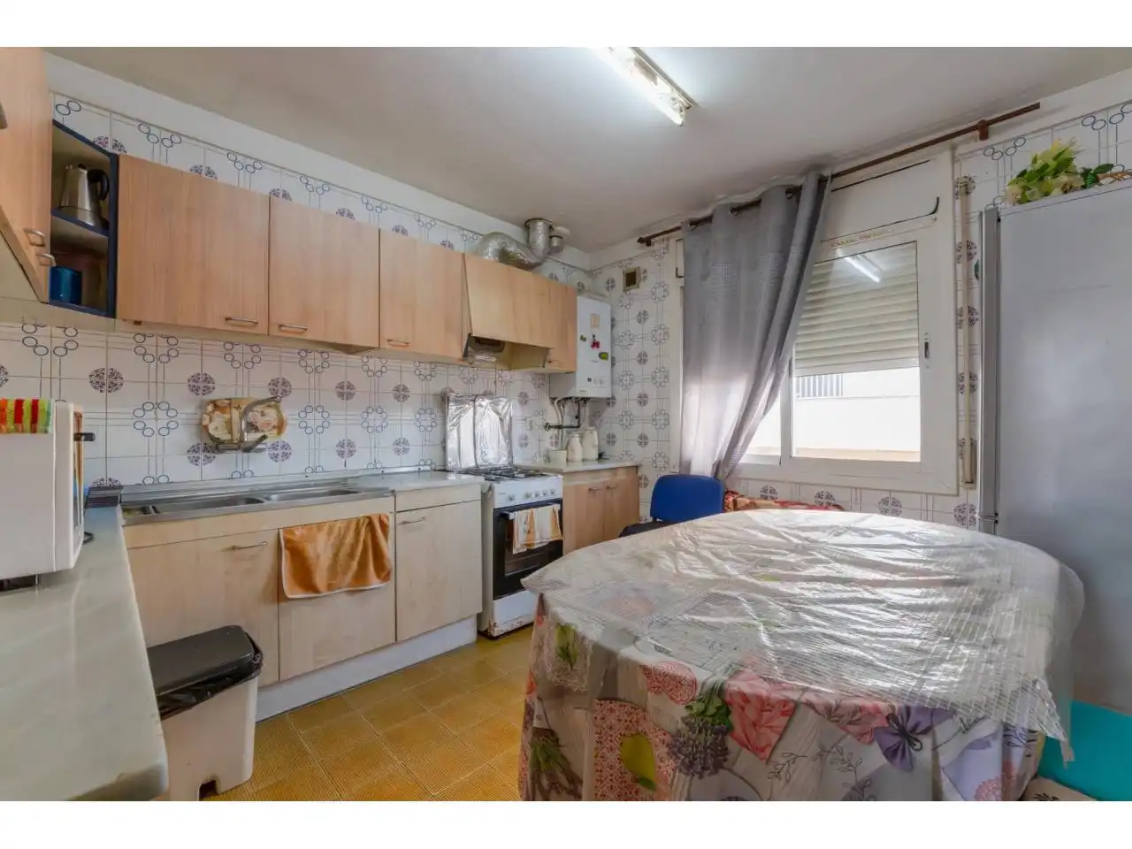 Küche von Wohnung zum Verkauf in Salt mit Heizung