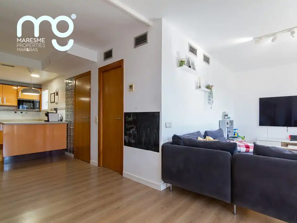 Sala d'estar de Dúplex en venda en Pineda de Mar amb Aire condicionat, Calefacció i Parquet