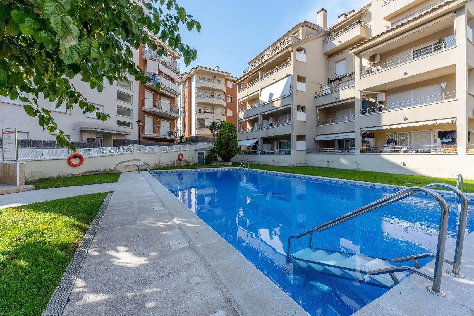 Schwimmbecken von Wohnung zum Verkauf in Calafell mit Klimaanlage, Heizung und Terrasse