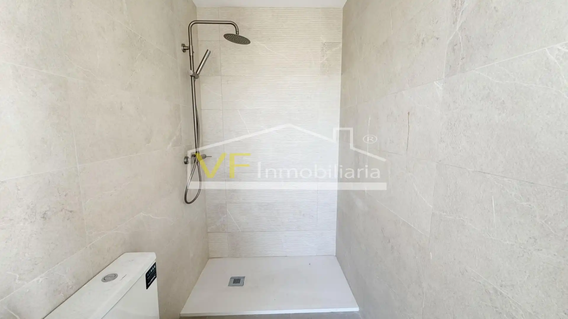 Bany de Dúplex en venda en Torremolinos amb Jardí privat, Terrassa i Traster