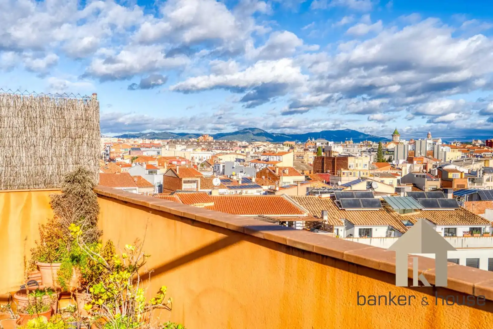 Vista exterior de Àtic en venda en Sabadell amb Aire condicionat i Terrassa