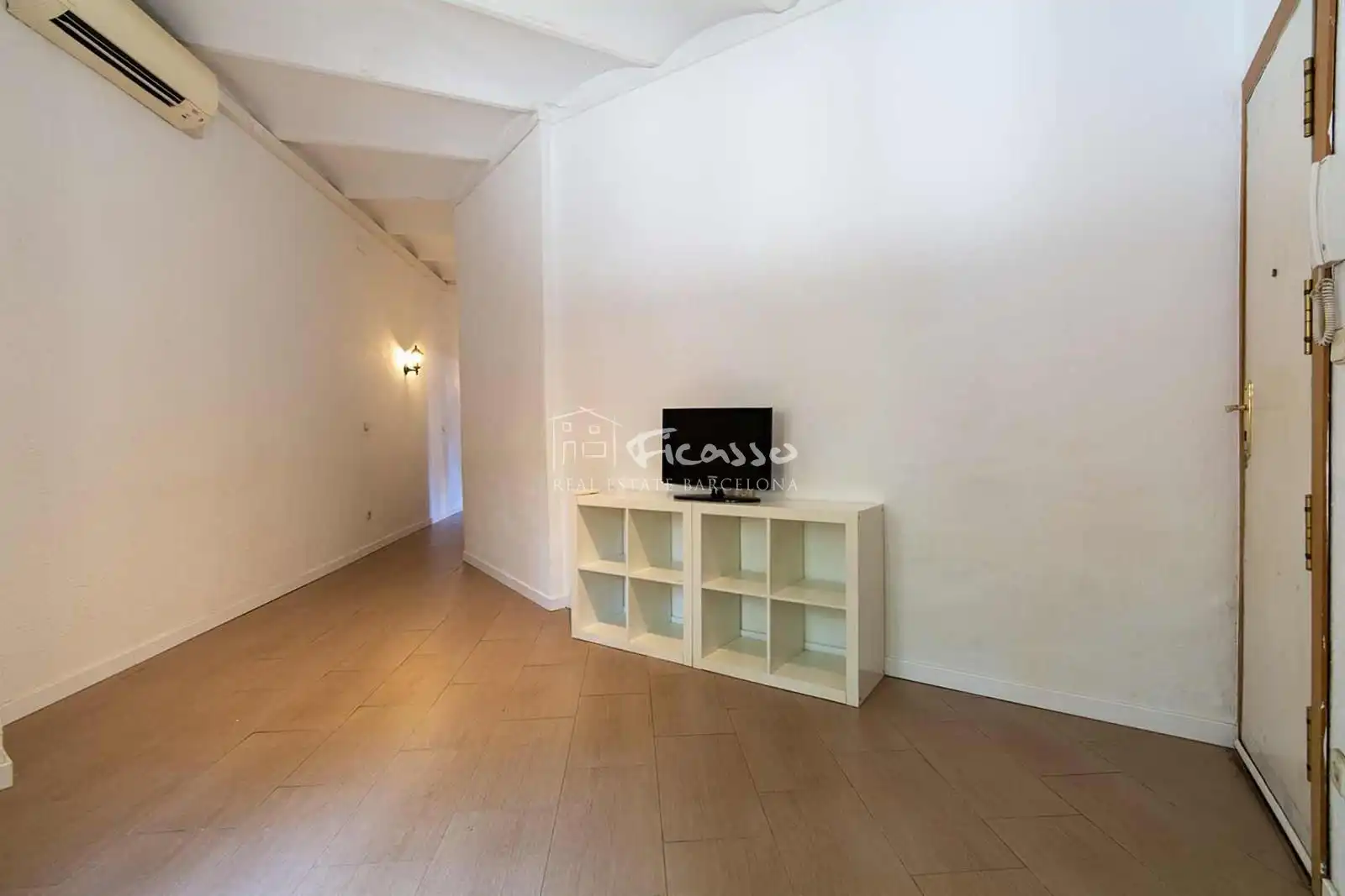 Flat for sale in Barcelona  with Air Conditioner, Heating and Oven