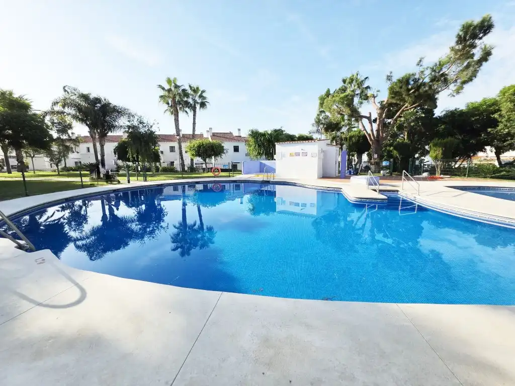 Adosado con piscina en venta en Caleta de Vélez
