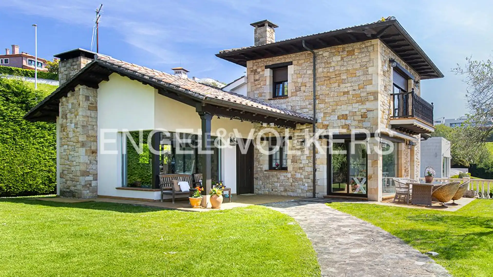 Vista exterior de Casa o xalet en venda en Gijón  amb Calefacció, Jardí privat i Terrassa