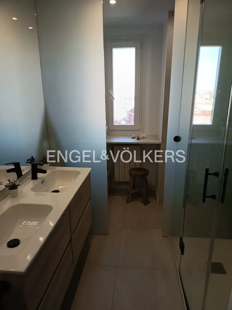 Bathroom of Flat for rent in Madrid  with Air Conditioner, Heating and Parquet flooring