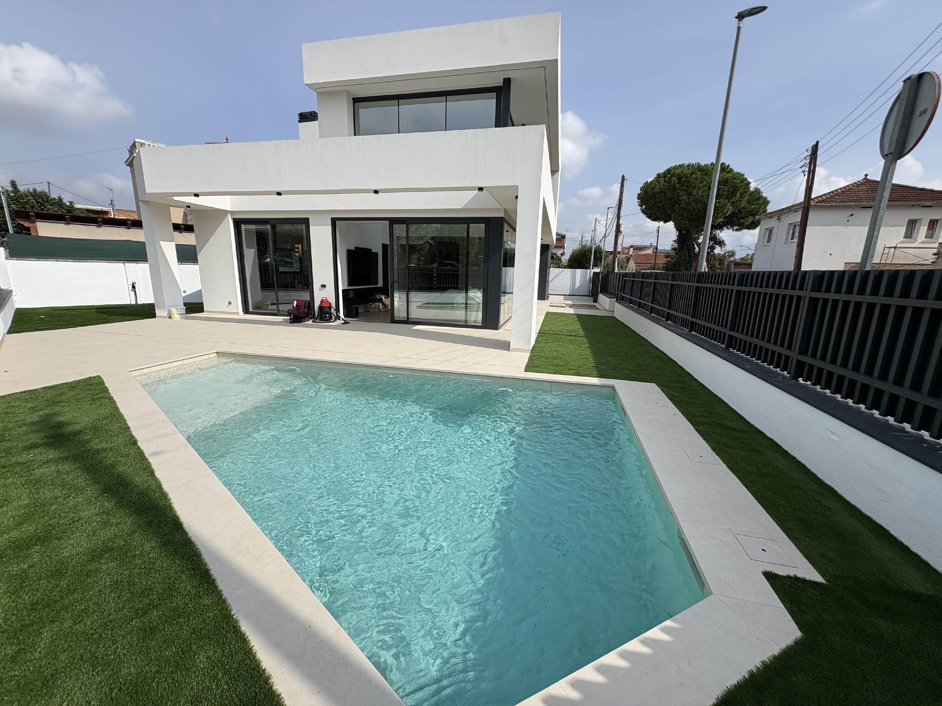 Piscina de Casa o xalet en venda en Santa Perpètua de Mogoda amb Calefacció, Jardí privat i Parquet