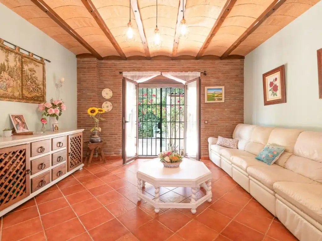 Sala d'estar de Finca rústica en venda en Villanueva del Trabuco amb Aire condicionat, Jardí privat i Terrassa
