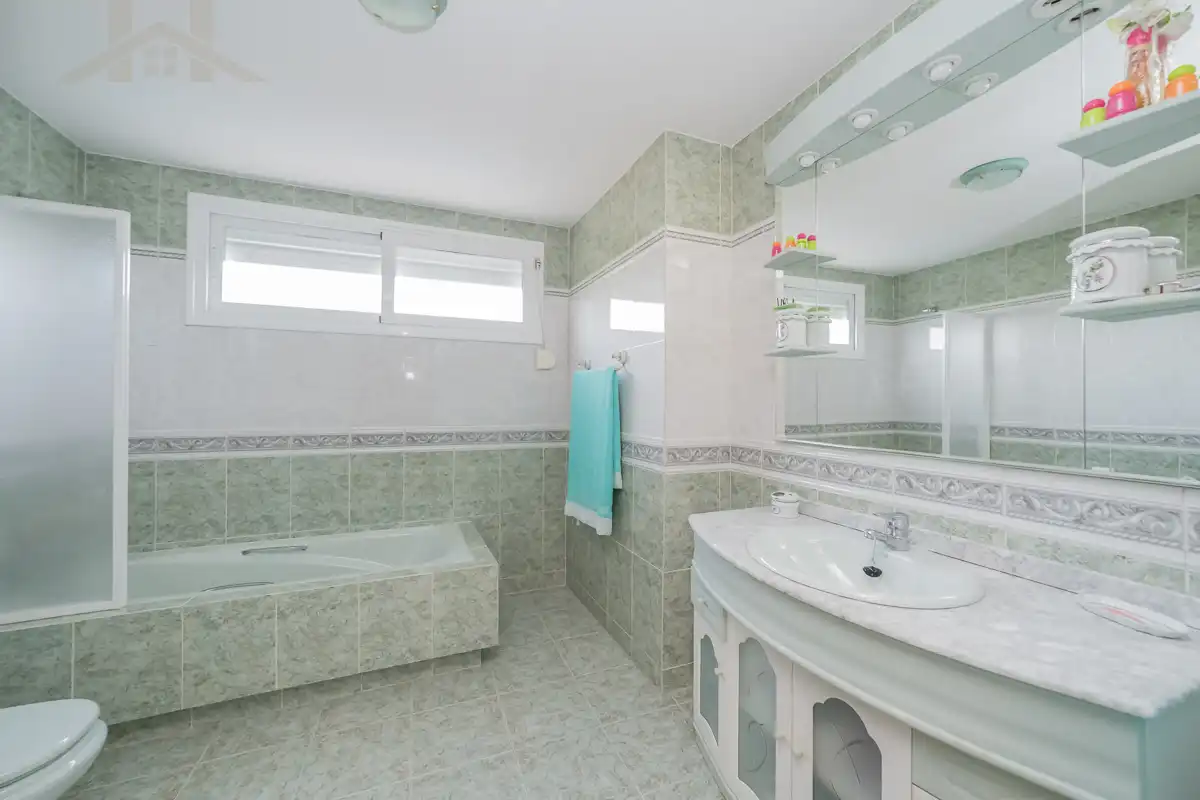 Bany de Casa o xalet en venda en San Sebastián de los Reyes amb Calefacció, Jardí privat i Piscina