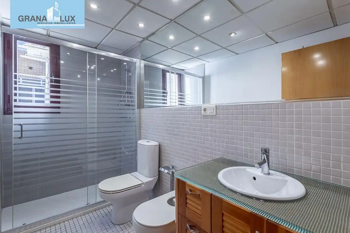 Baño de Dúplex en venta en Granada con Aire acondicionado, Calefacción y Terraza