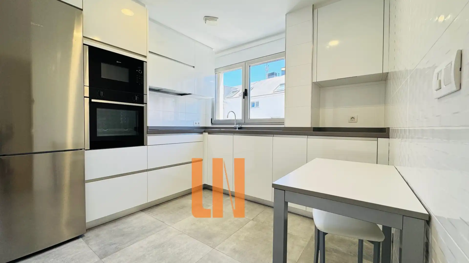 Küche von Wohnung zur Miete in A Coruña Capital  mit Heizung, Parkett und Terrasse
