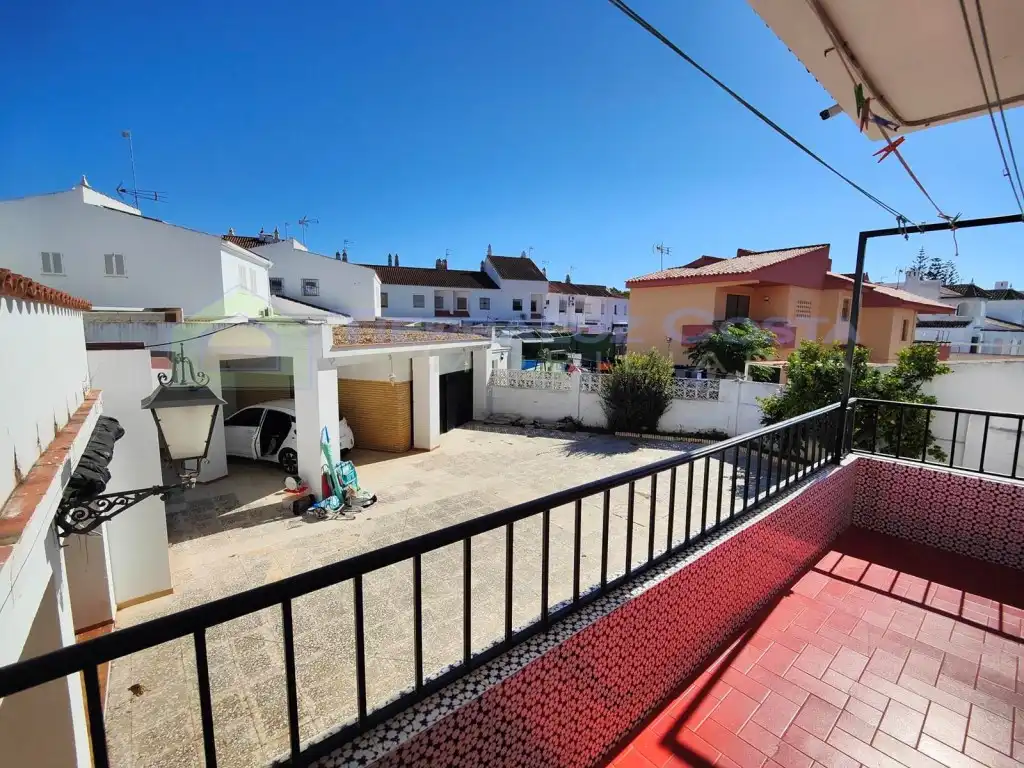 Vista exterior de Casa o xalet en venda en La Antilla amb Jardí privat, Terrassa i Traster