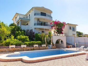 Villa mit Pool zum Verkauf in Calle del Abedul