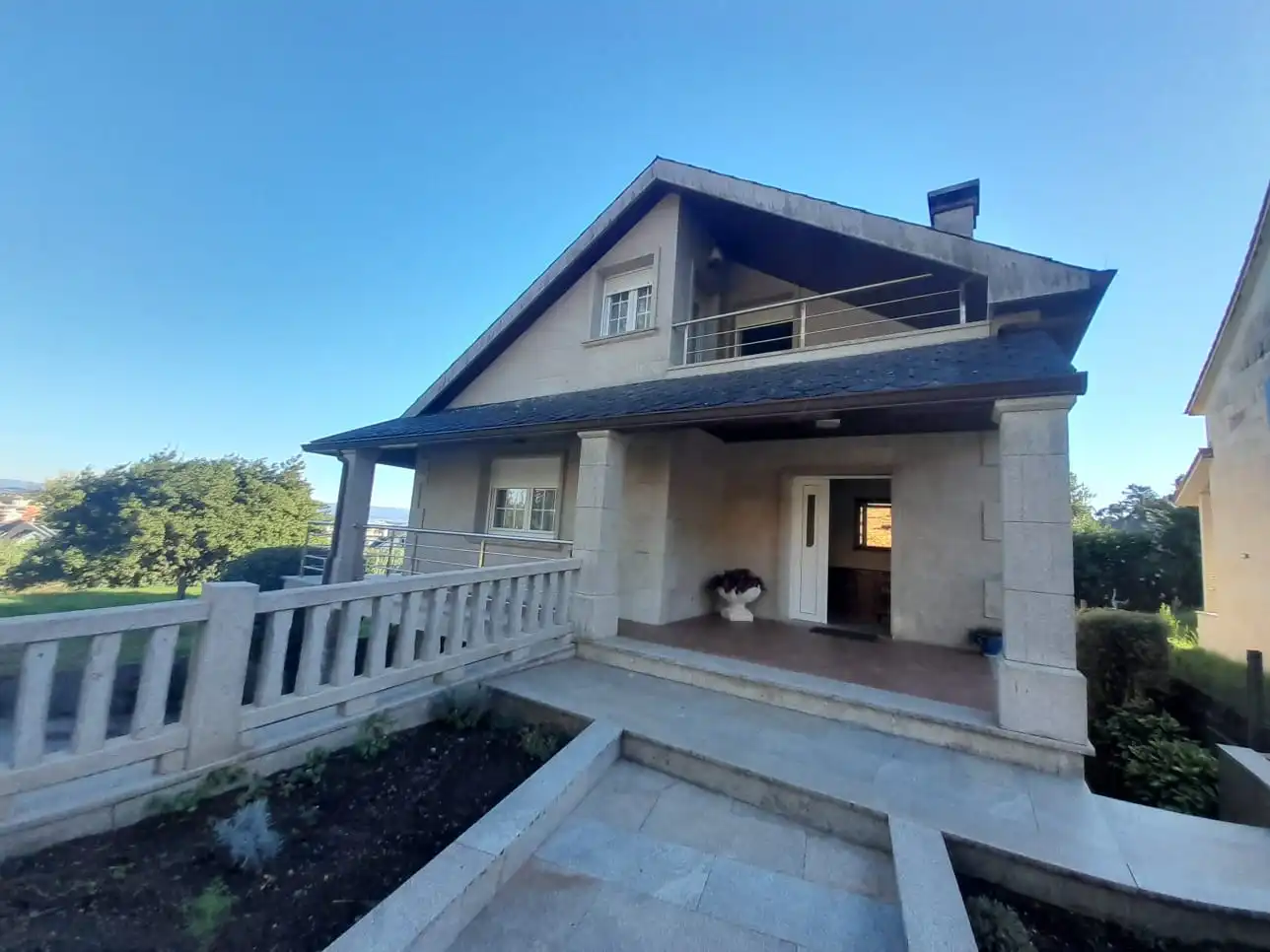 Vista exterior de Casa o chalet en venta en A Illa de Arousa  con Calefacción, Jardín privado y Terraza