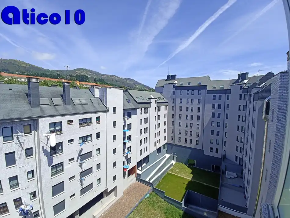 Vista exterior de Àtic en venda en Oviedo  amb Calefacció, Jardí privat i Parquet