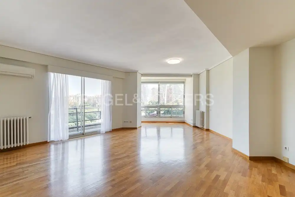 Vista exterior de Pis de lloguer en  Valencia Capital amb Aire condicionat, Calefacció i Parquet