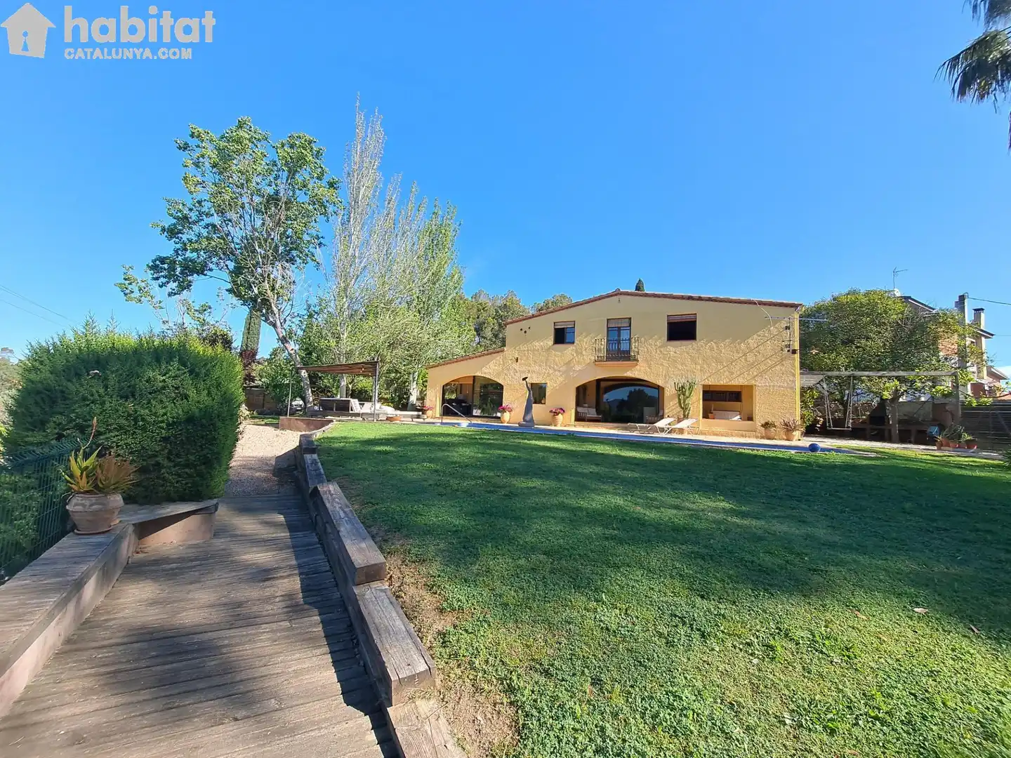 Vista exterior de Casa o chalet en venta en Sant Esteve Sesrovires con Aire acondicionado, Calefacción y Jardín privado