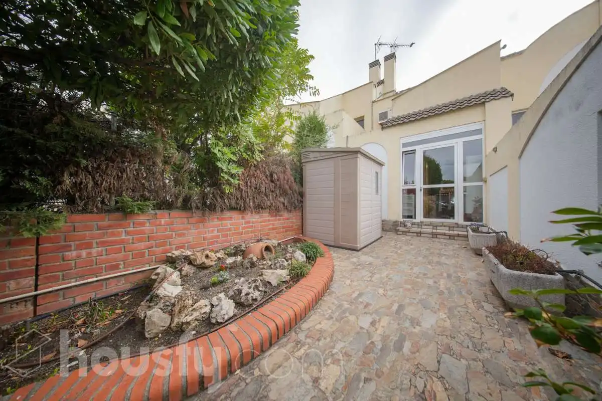 Vista exterior de Casa o xalet en venda en Rivas-Vaciamadrid amb Aire condicionat, Calefacció i Jardí privat