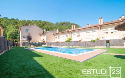 Piscina de Casa adosada en venda en Arenys de Munt amb Calefacció, Terrassa i Alarma
