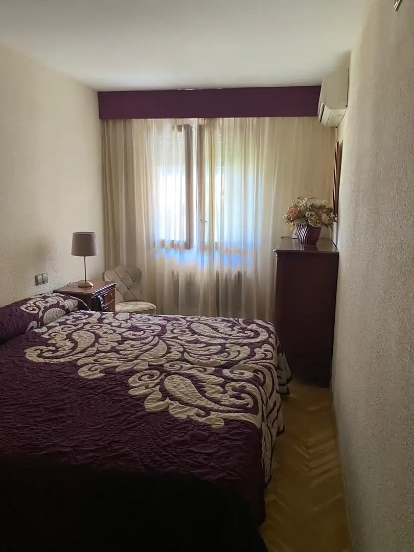 Dormitori de Pis de lloguer en Jaca amb Parquet, Terrassa i Moblat