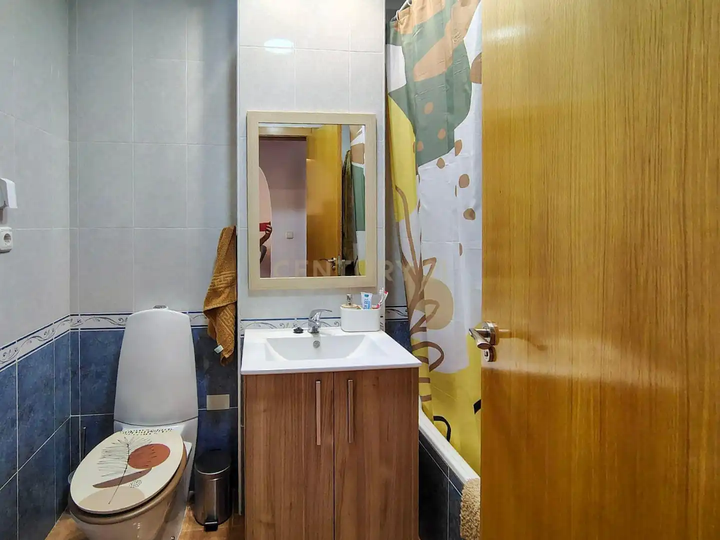 Bathroom of Apartments for rent in Elche / Elx  with Air Conditioner, Oven and Washing machine
