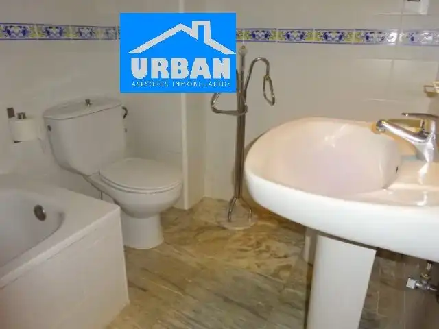 Bathroom of Flat for rent in Sevilla  with Air Conditioner and Terrace