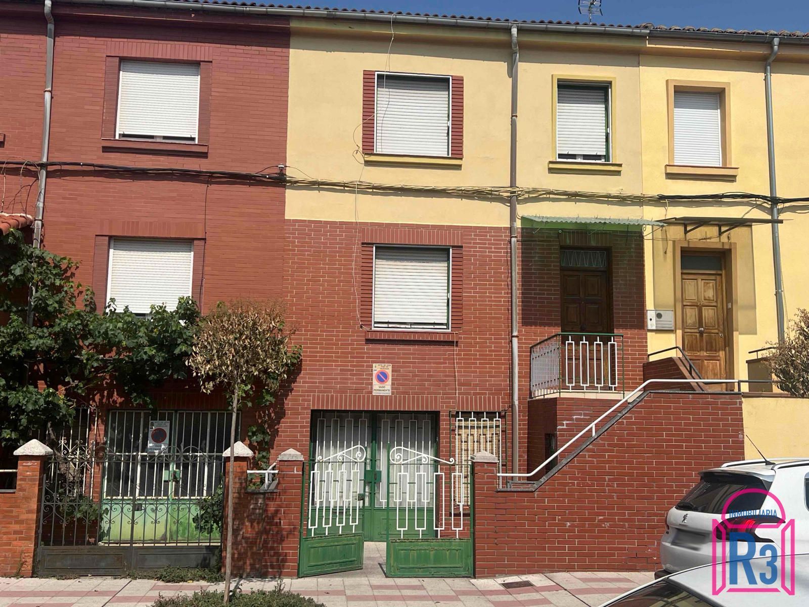 Vista exterior de Casa o xalet en venda en León Capital  amb Calefacció i Moblat