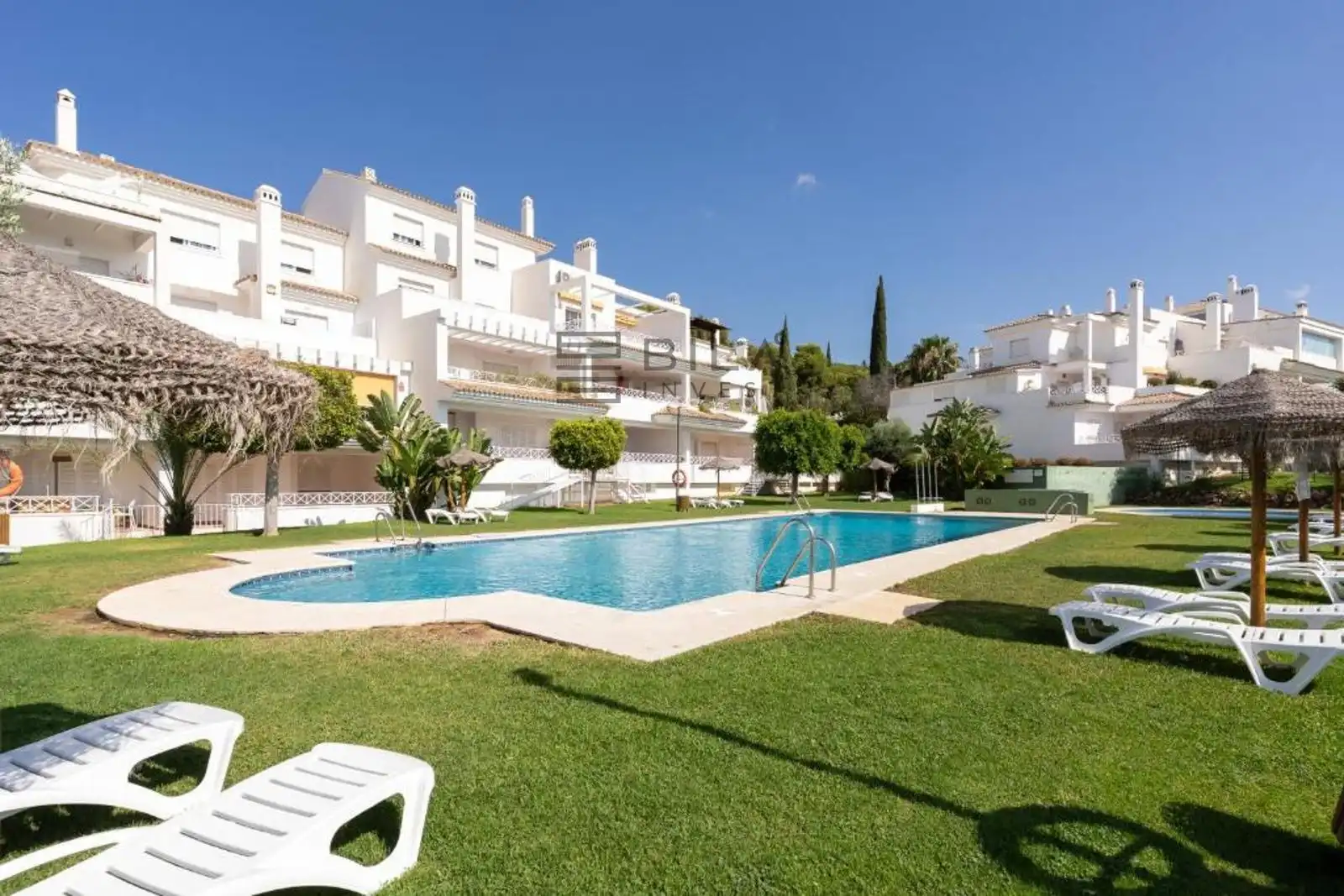Flat with pool for sale in Lomas de Río Real