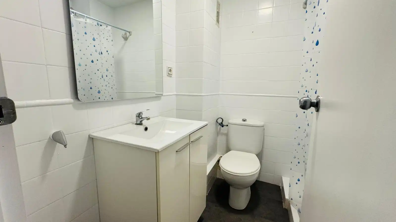 Bathroom of Flat for rent in Valencia  with Air Conditioner, Parquet flooring and Terrace