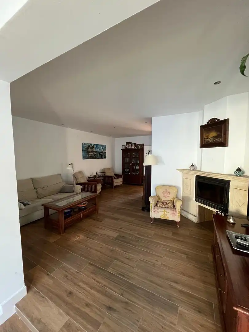 Sala d'estar de Casa adosada en venda en El Puerto de Santa María amb Aire condicionat, Jardí privat i Parquet