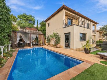 Detached house with balcony for sale in Costa Cunit - Els Jardins - Els Rosers