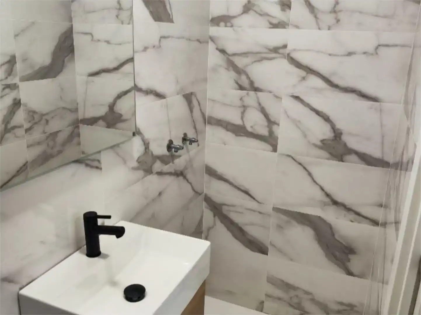 Bany de Apartament per a compartir en León Capital  amb Jardí privat, Parquet i Traster