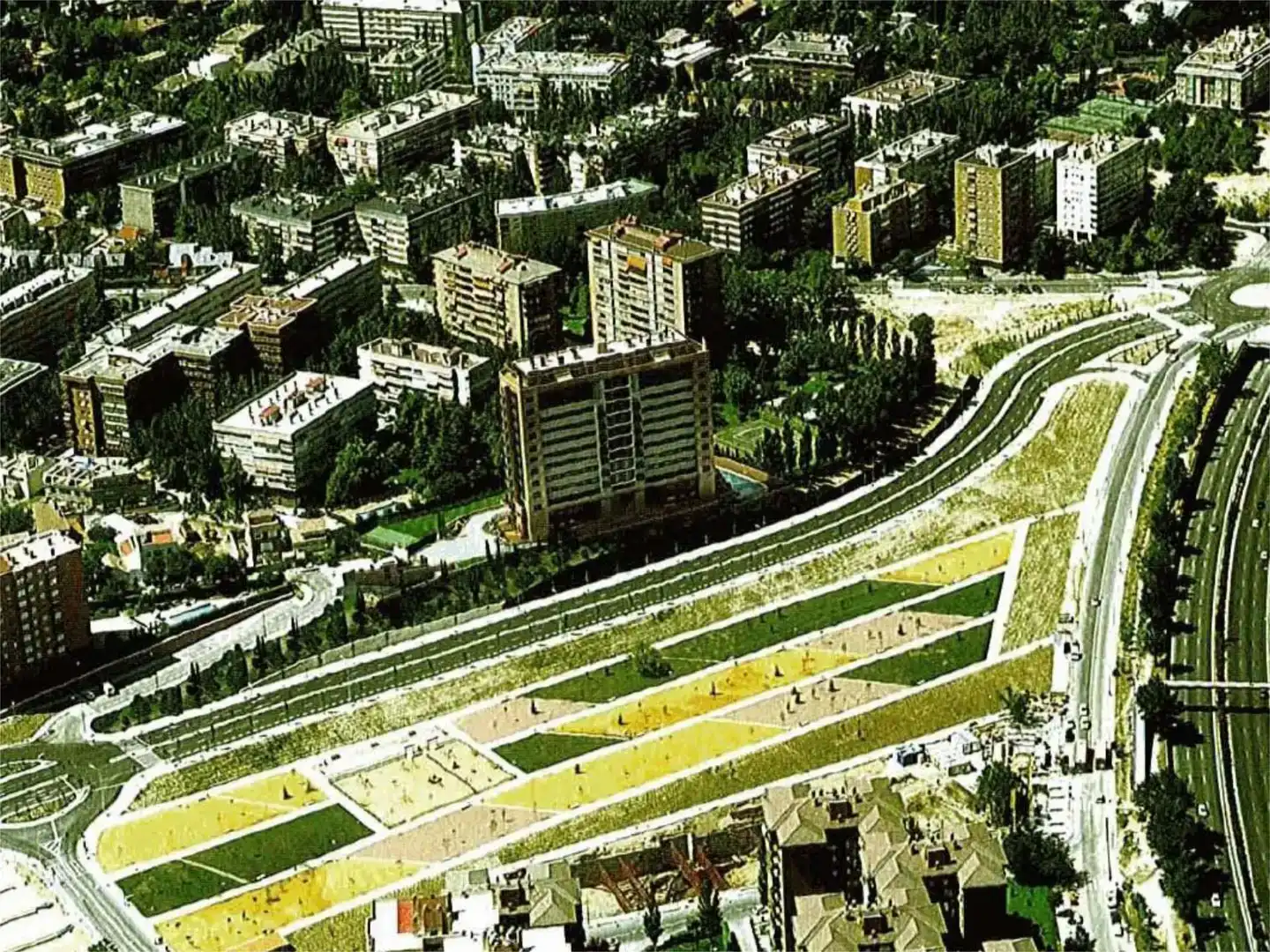 Außenansicht von Wohnung zur Miete in  Madrid Capital mit Klimaanlage und Schwimmbad