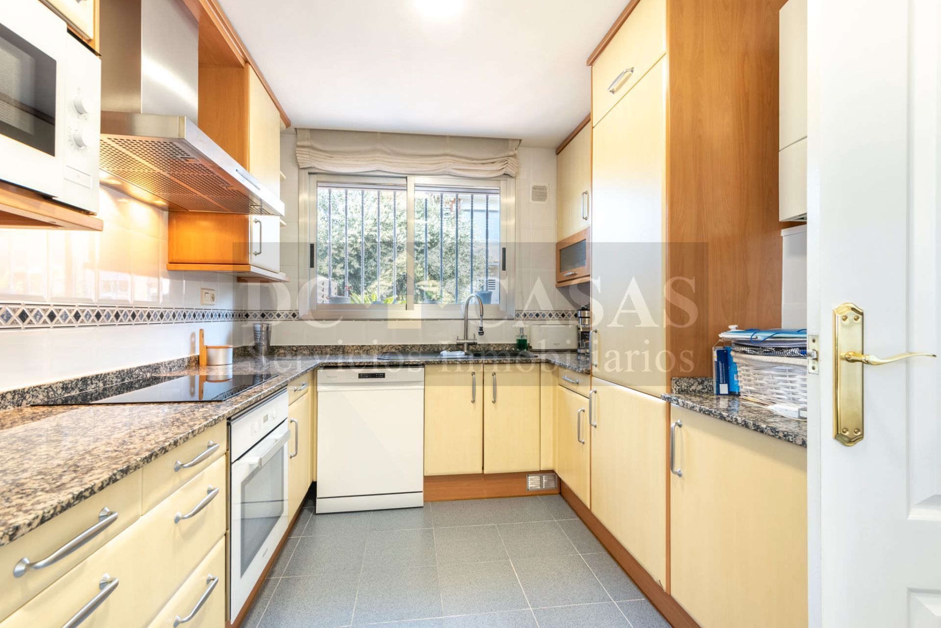 Cuina de Casa adosada en venda en Sant Feliu de Llobregat amb Aire condicionat, Calefacció i Jardí privat