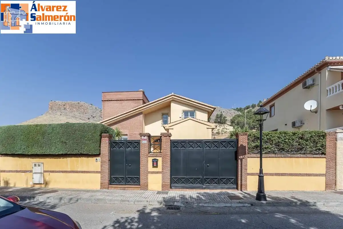 Vista exterior de Casa o xalet en venda en Albolote amb Calefacció, Jardí privat i Terrassa