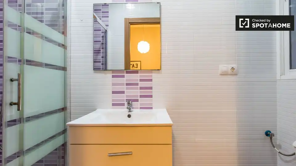Baño de Piso para compartir en Valencia con Aire acondicionado, Calefacción y Amueblado