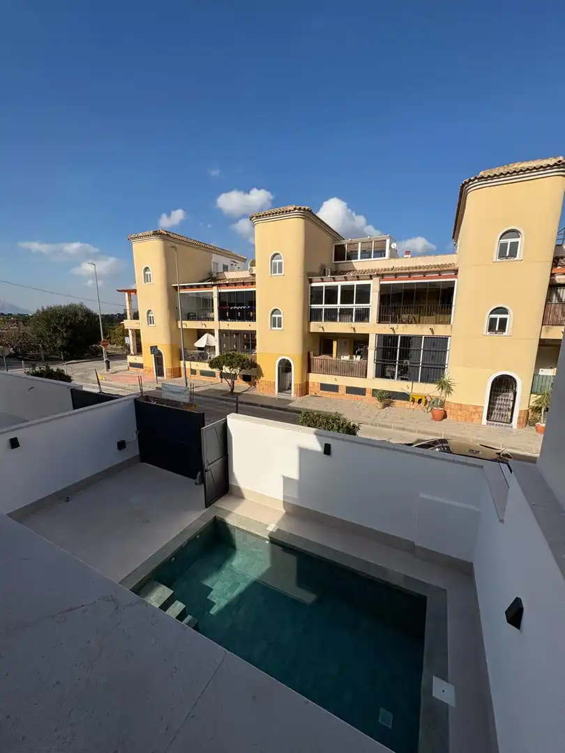 Vista exterior de Casa o xalet en venda en Almoradí amb Aire condicionat, Calefacció i Jardí privat