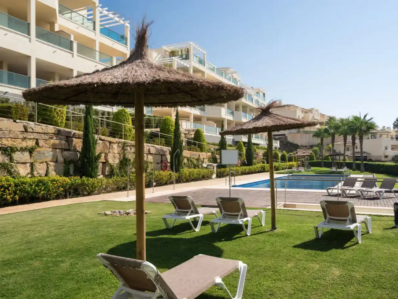 Jardí de Pis de lloguer en Mijas amb Aire condicionat, Piscina i Balcó