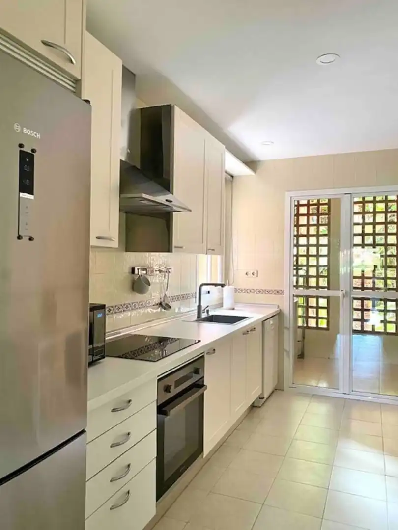 Cuina de Apartament de lloguer en Estepona amb Aire condicionat, Moblat i Balcó