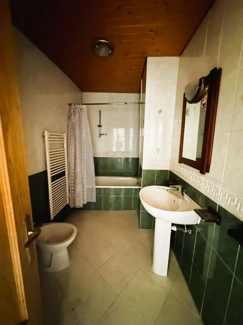 Badezimmer von Country house zum Verkauf in Cuadros mit Heizung und Terrasse