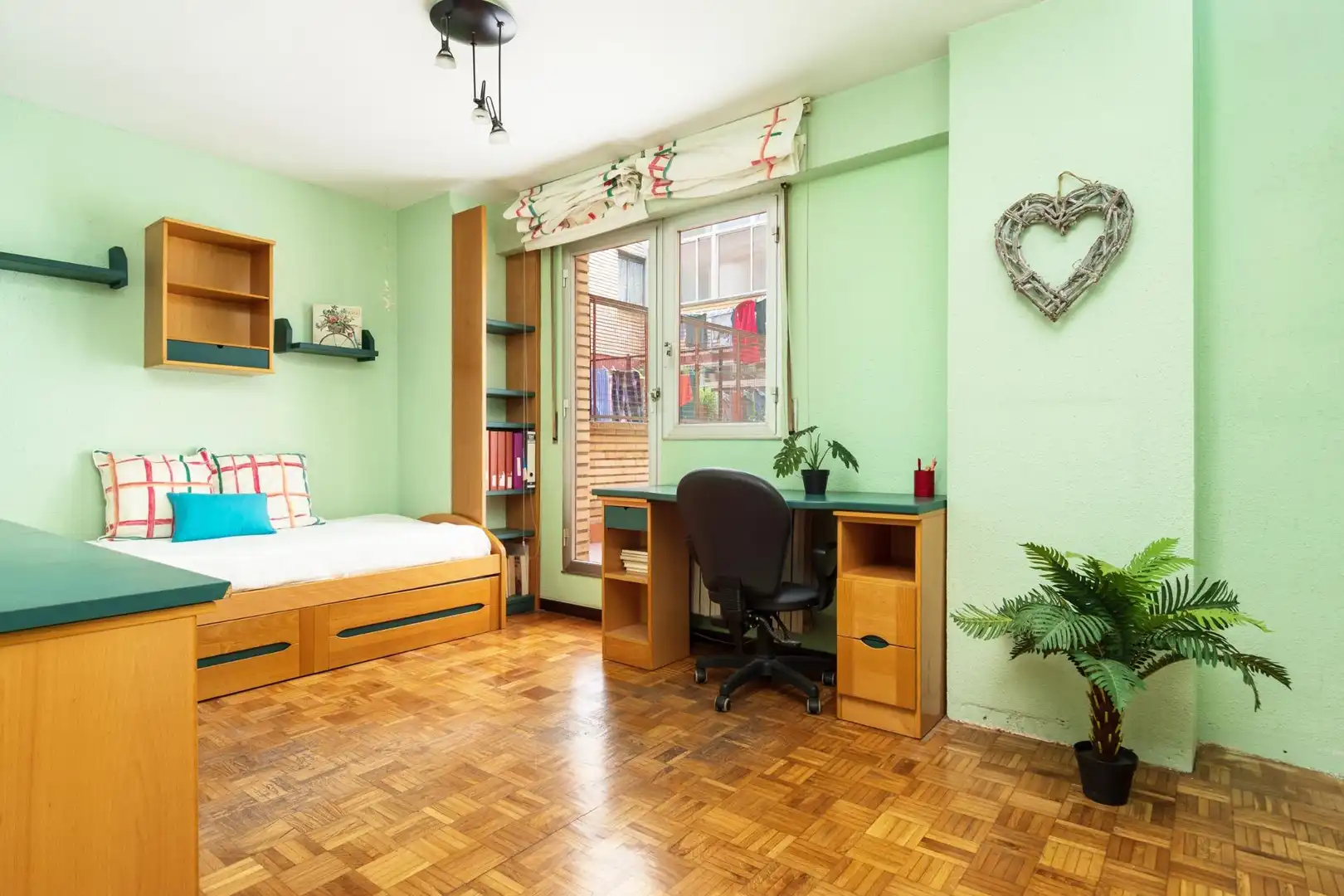 Piso en venta en Avenida ALIERTA, CESAREO, 42, Parque Miraflores